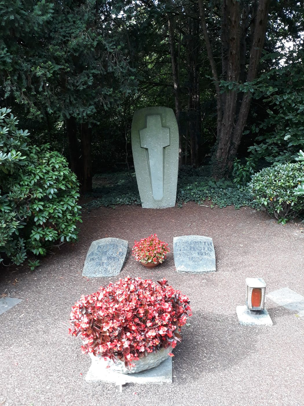 Grabstätte von Karl Arnold auf Südfriedhof Düsseldorf